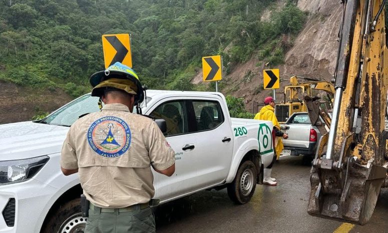 Mantienen maquinaria pesada en Vallarta ante posibles derrumbes en carreteras