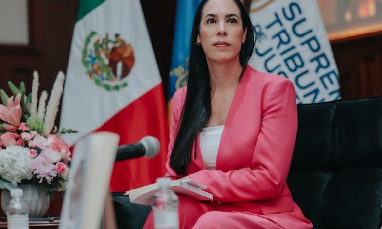 Reflexiona magistrada sobre papel de mujeres en la justicia en su libro