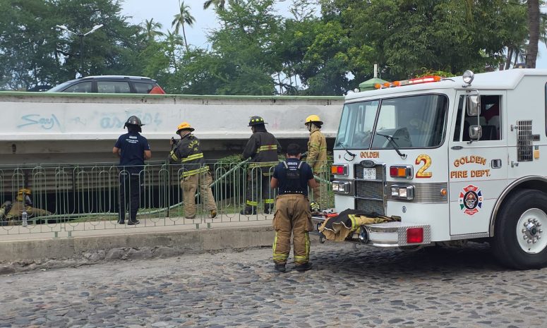 Sofocan incendio debajo de puente en Puerto Vallarta
