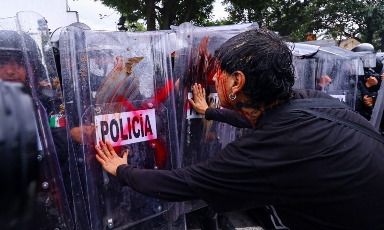 Suman 12 liberados tras protestas y violencia afuera de Casa Jalisco