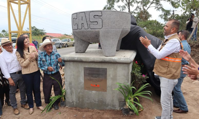 Develan molcajete monumental en Tlajomulco como homenaje artesanal