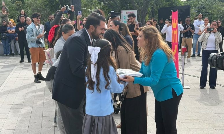 Entregan banderas e instrumentos para bandas de guerra a 35 escuelas de Zapopan