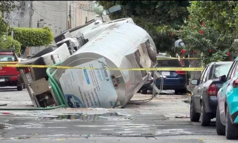 Cae pipa de agua en socavón de Guadalajara; cierran vialidad