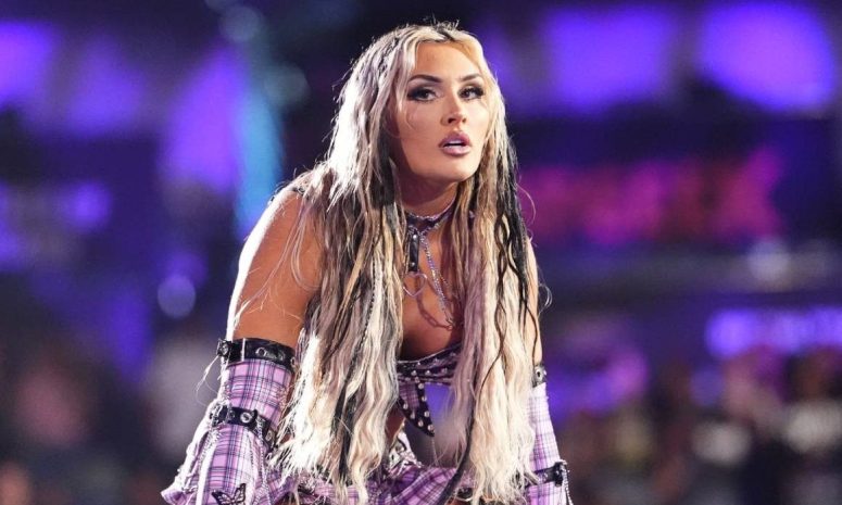 Sufre luchadora Tiffany Stratton aparatosa caída durante evento de WWE
