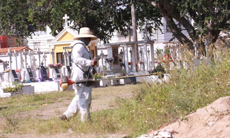 Realizan labores preventivas en cementerios tapatíos previo a Día de Muertos