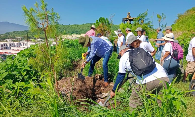 Planta Tlajomulco más de 10 mil árboles y dispersa bombas semilla
