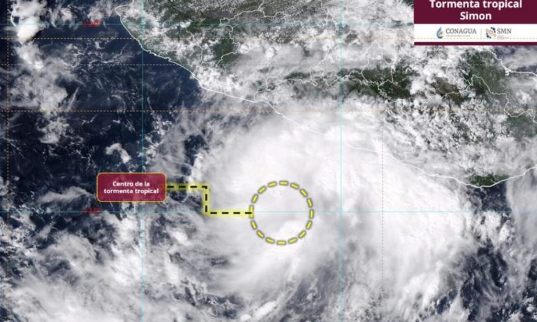 Huracán Simón se aleja de la costa pero mantiene amenaza en Puerto Vallarta